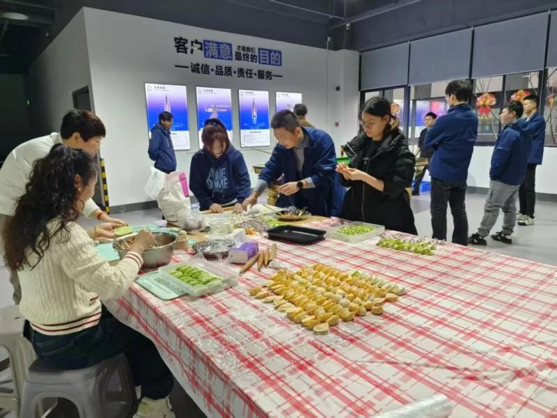 团建包饺子